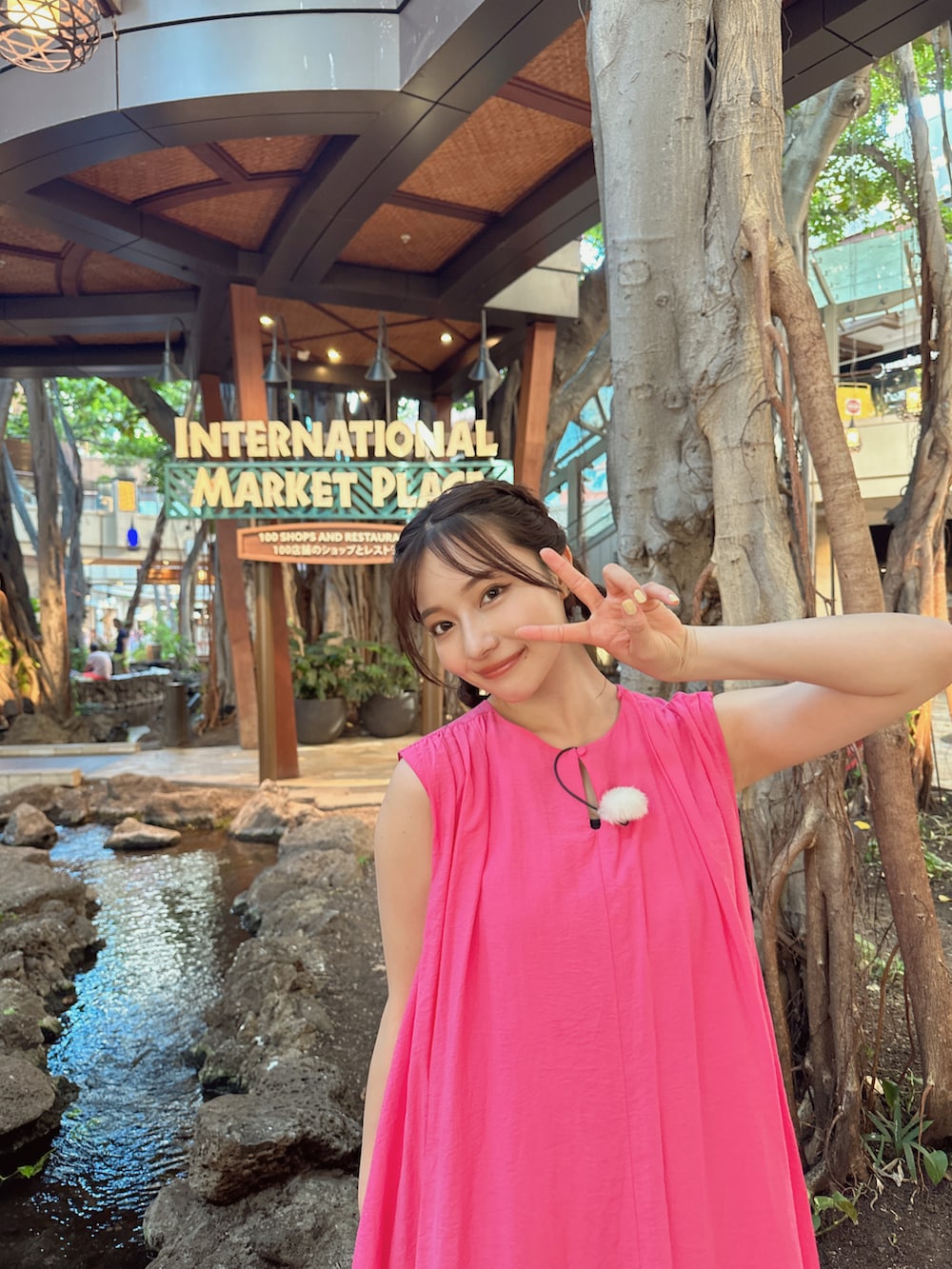 ホワイト系のワンピースを着用したレディースの秋コーディネートの5枚目の写真