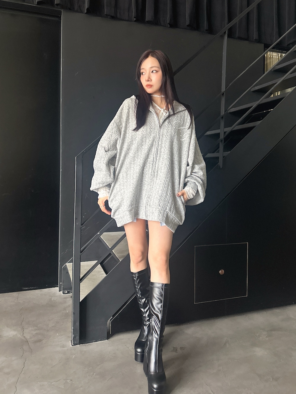 グレー系のパーカーを着用したレディースの秋コーディネートの2枚目の写真