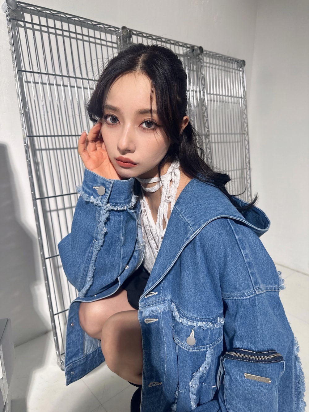 ブルー系のデニムジャケット、ホワイト系のその他トップスを着用したレディースの冬コーディネートの2枚目の写真