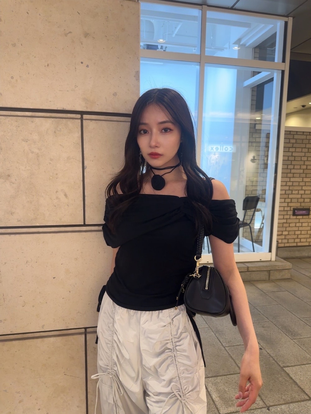 ブラック系のカーゴパンツ、ブラック系のTシャツ/カットソーを着用したレディースの秋コーディネートの3枚目の写真