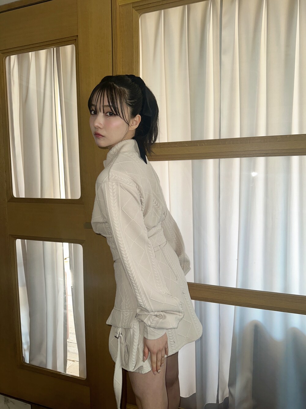 ベージュ系のその他トップスを着用したレディースの夏コーディネートの3枚目の写真