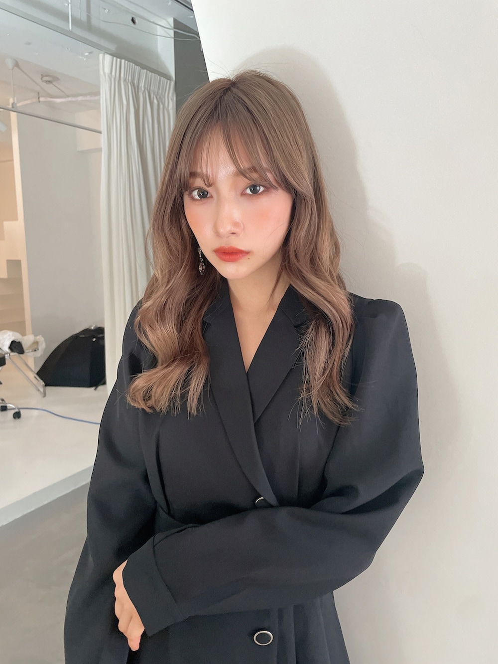 ブラック系のワンピースを着用したレディースの秋コーディネートの3枚目の写真