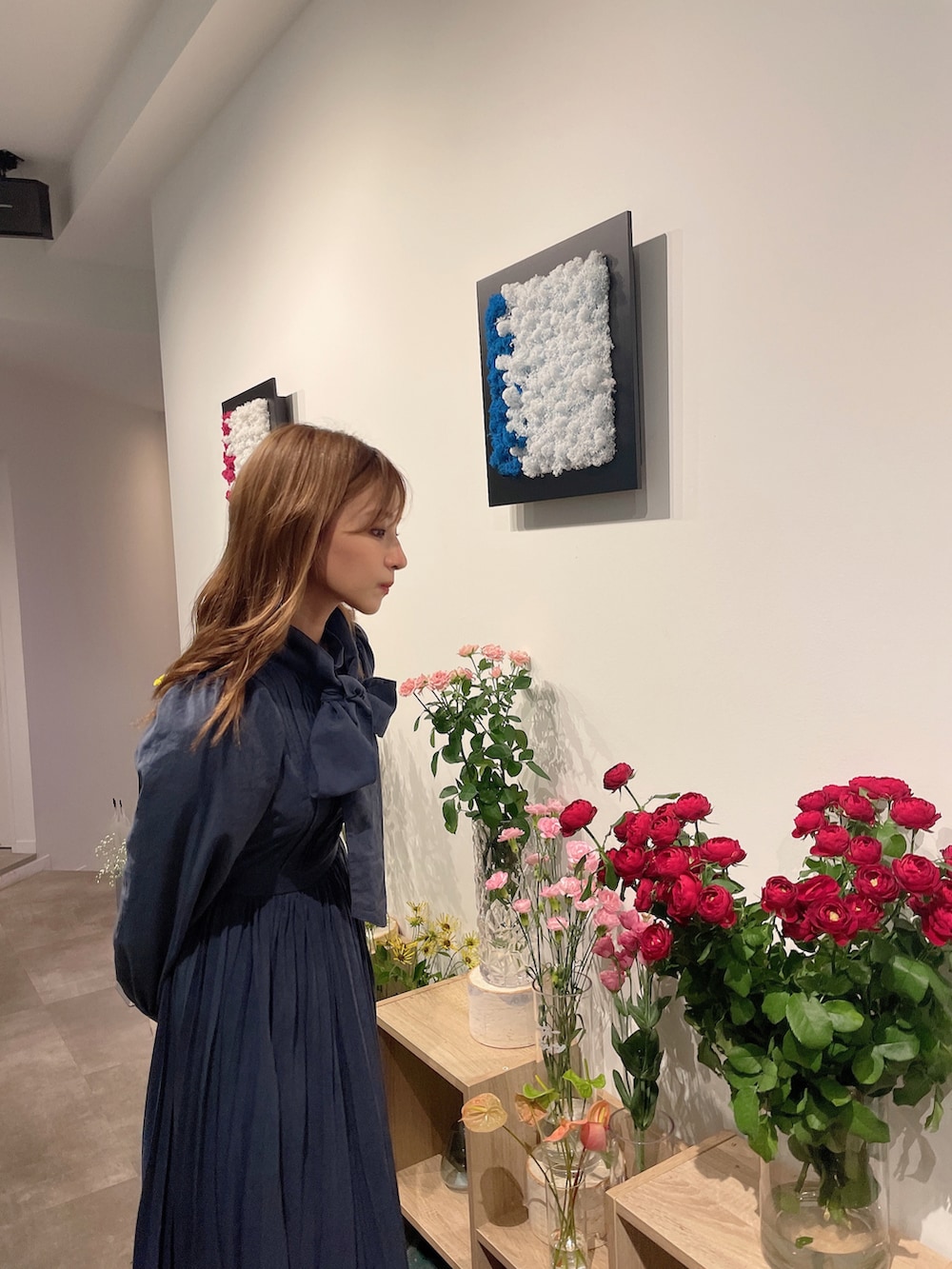 ブルー系のワンピースを着用したレディースの冬コーディネートの4枚目の写真