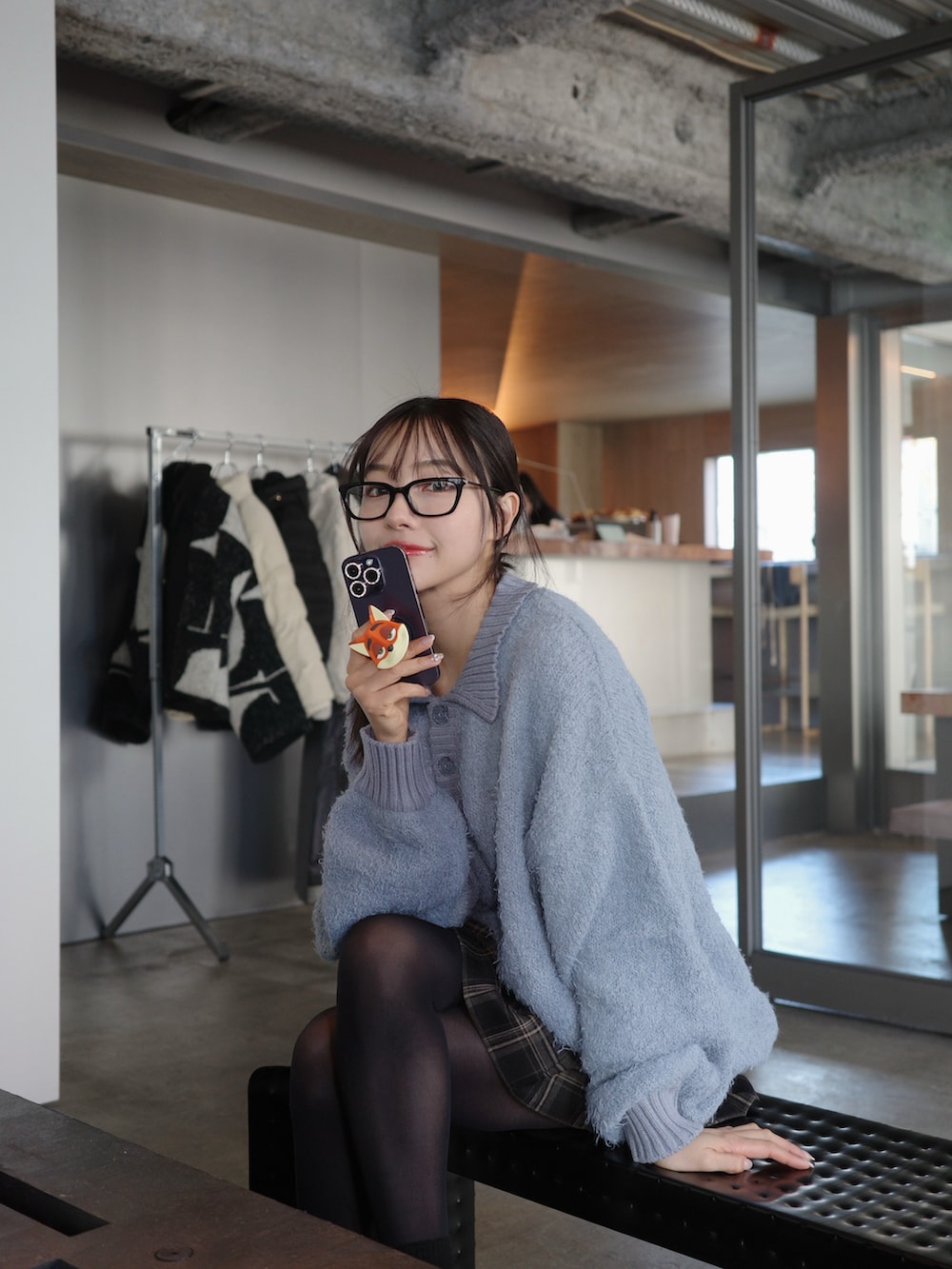 ブルー系のニット/セーターを着用したレディースの春コーディネートの3枚目の写真