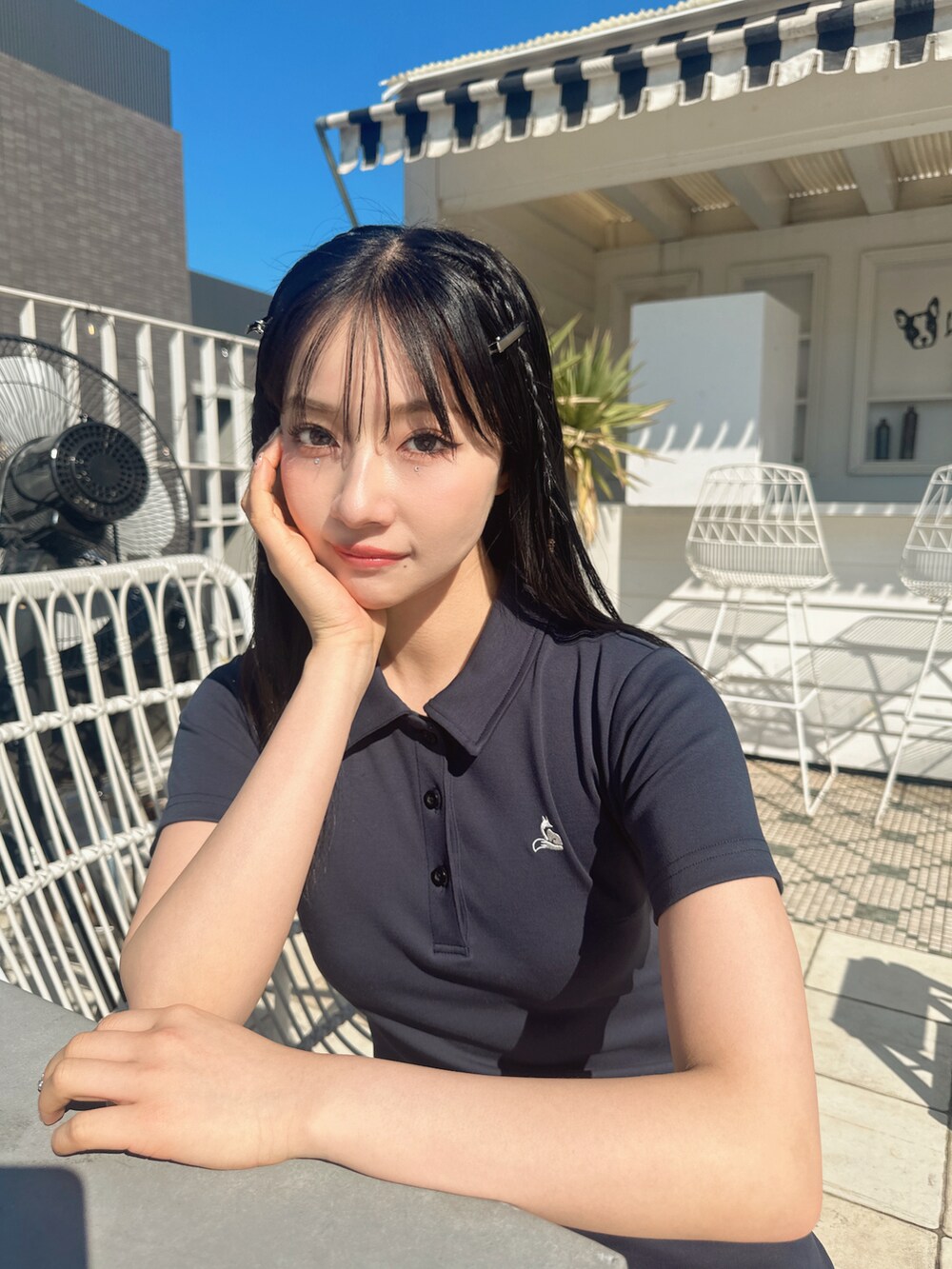 ブルー系のワンピースを着用したレディースの春コーディネートの2枚目の写真