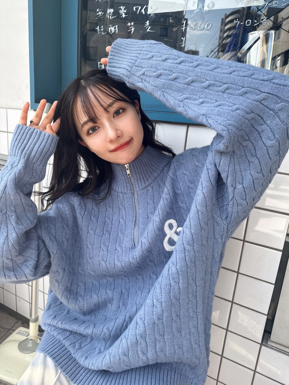 ブルー系のニット/セーターを着用したレディースの秋コーディネートの4枚目の写真