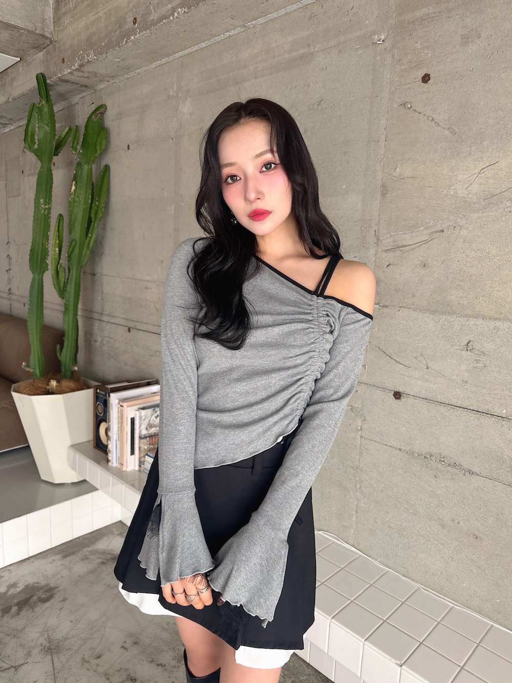 グレー系のTシャツ/カットソー、ブラック系のスカートを着用したレディースの春コーディネートの4枚目の写真