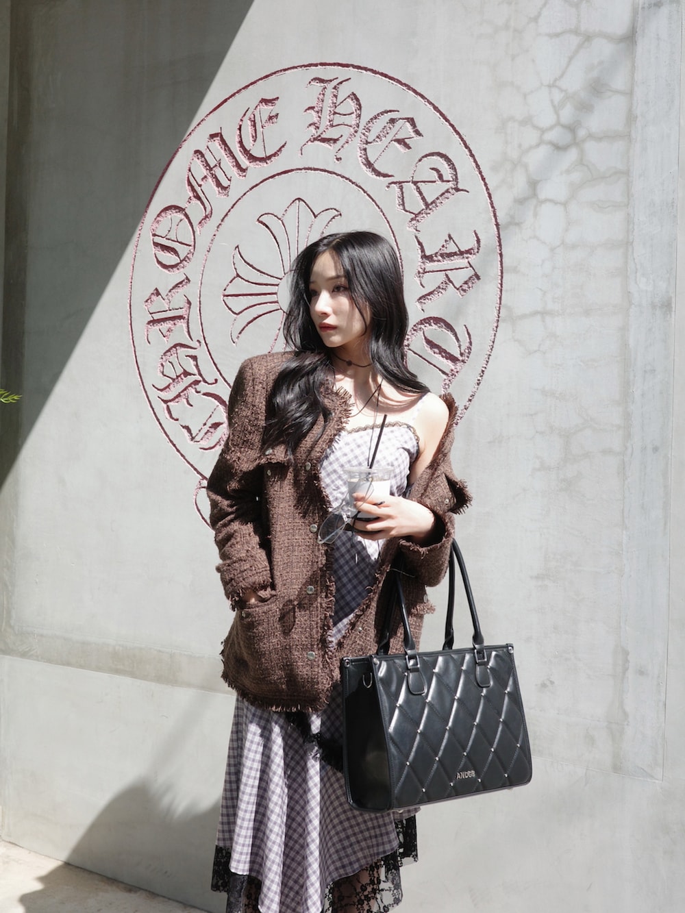 グレー系のワンピース、ブラック系のトートバッグ、ブラウン系のその他アウターを着用したレディースの夏コーディネートの3枚目の写真