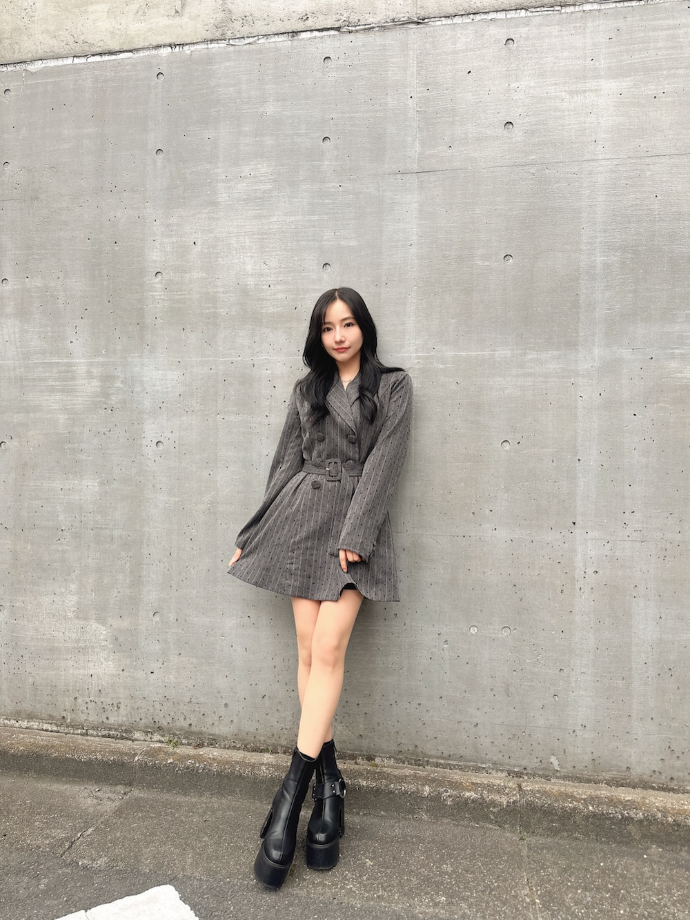 ブラック系のワンピース、ブラック系のトートバッグ、ブラック系のパーカーを着用したレディースの春コーディネートの4枚目の写真