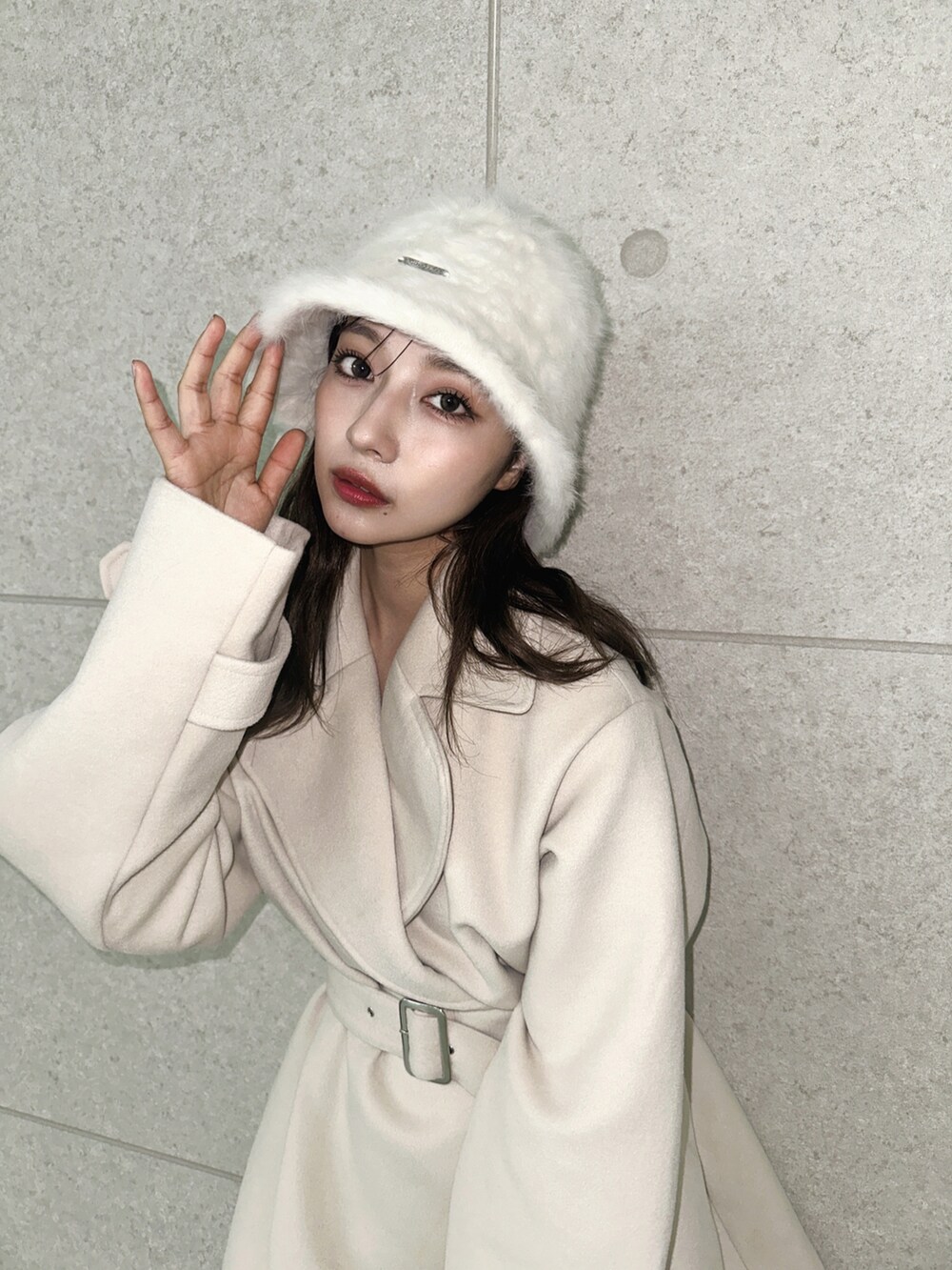 ベージュ系のダウンジャケット/コート、ホワイト系のハットを着用したレディースの冬コーディネートの5枚目の写真