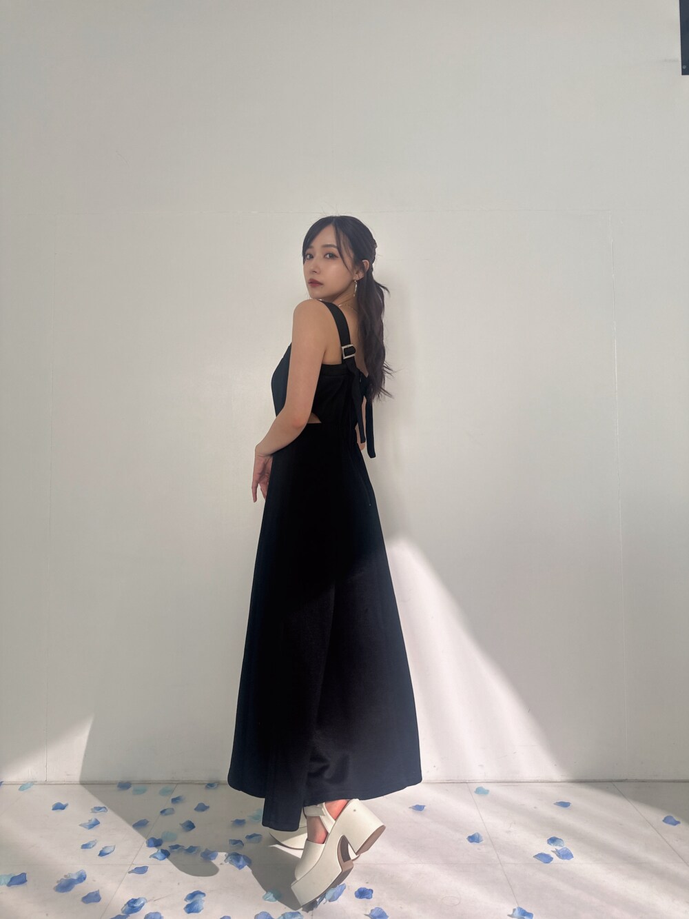 ブラック系のワンピースを着用したレディースの夏コーディネートの2枚目の写真