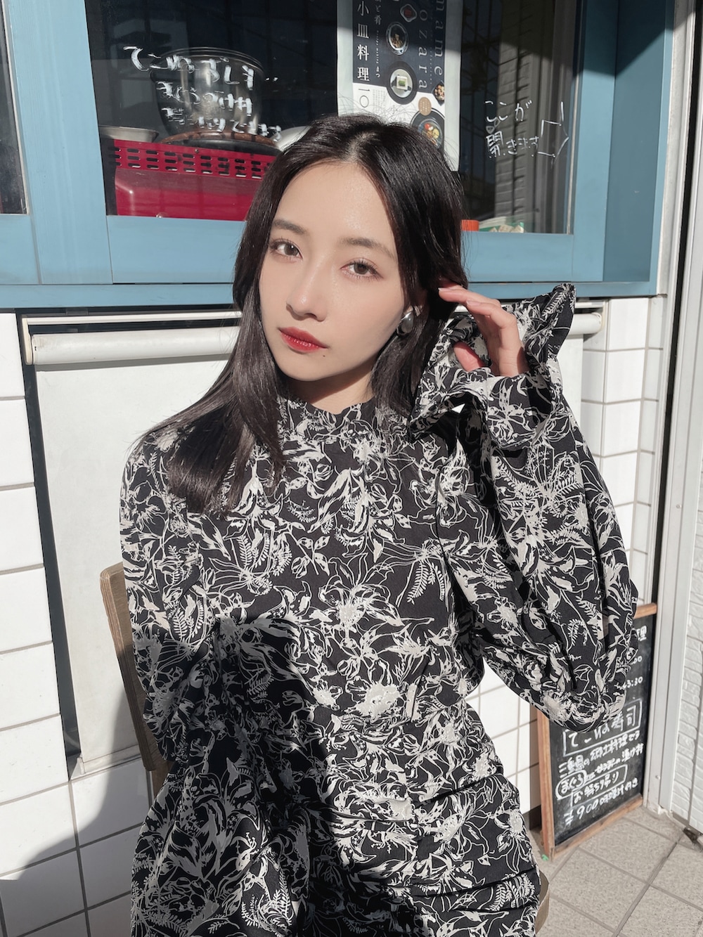 ブラック系のワンピースを着用したレディースの夏コーディネートの5枚目の写真