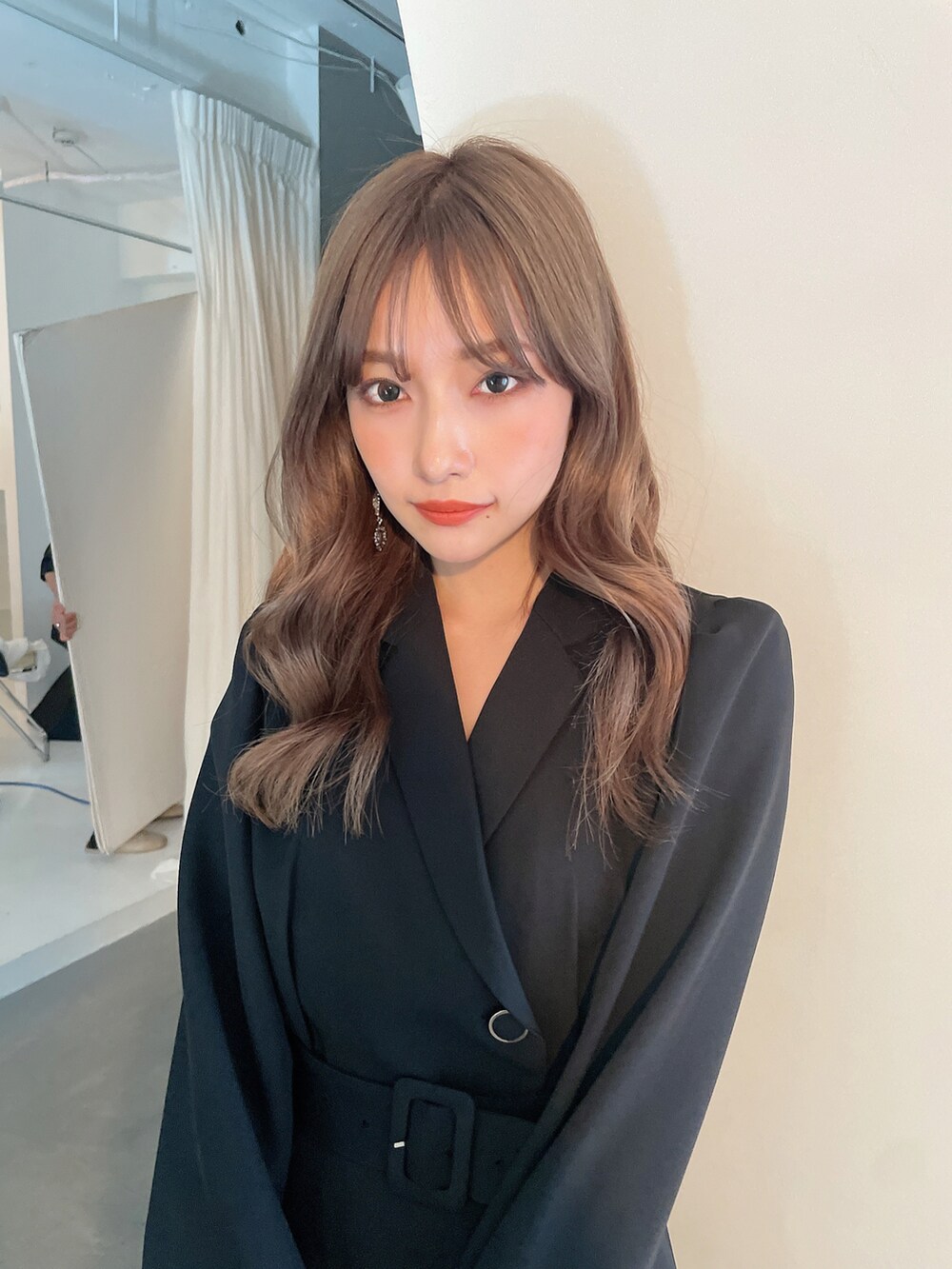 ブラック系のワンピースを着用したレディースの秋コーディネートの4枚目の写真