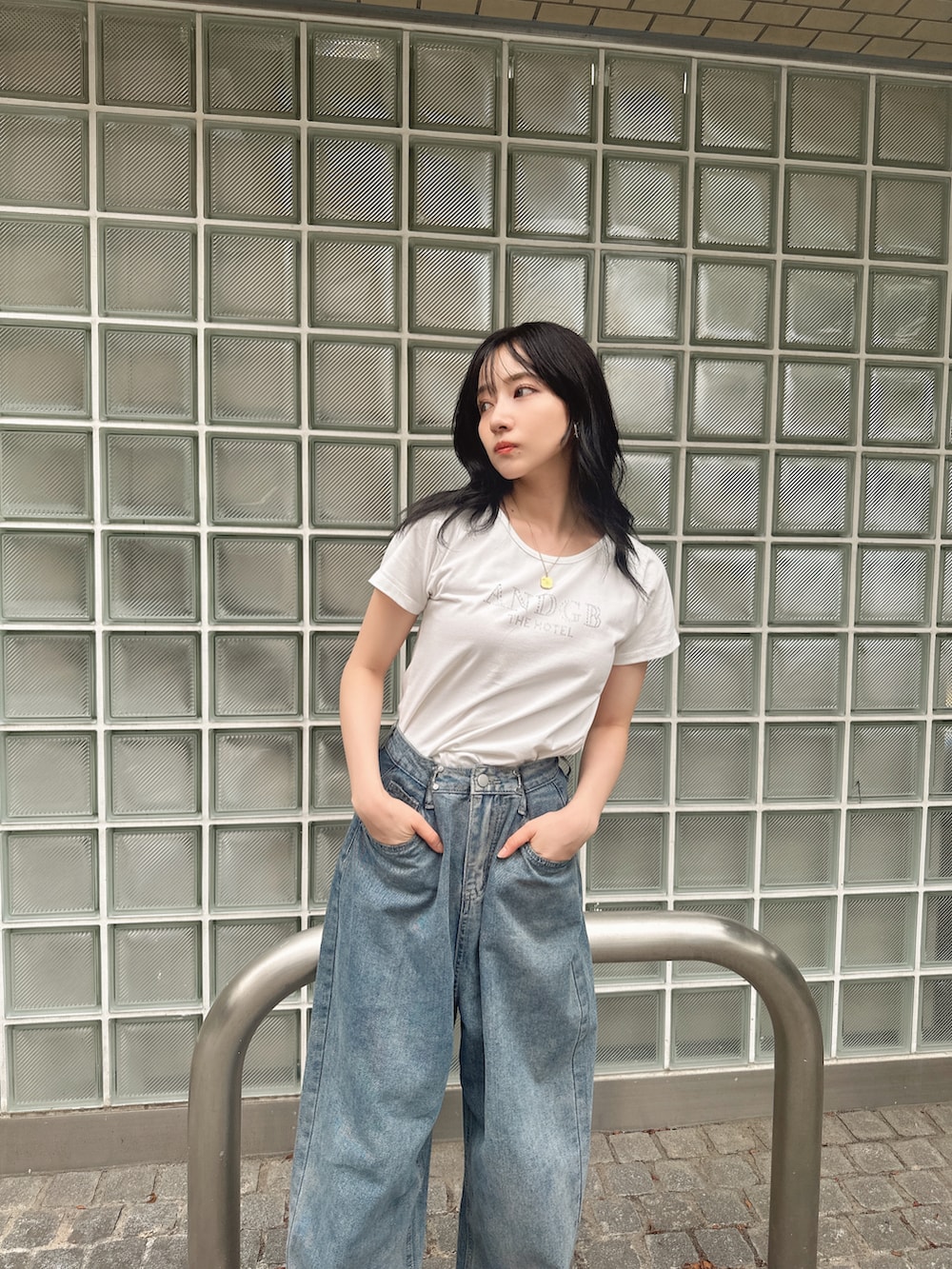 ホワイト系のTシャツ/カットソーを着用したレディースの秋コーディネートの4枚目の写真