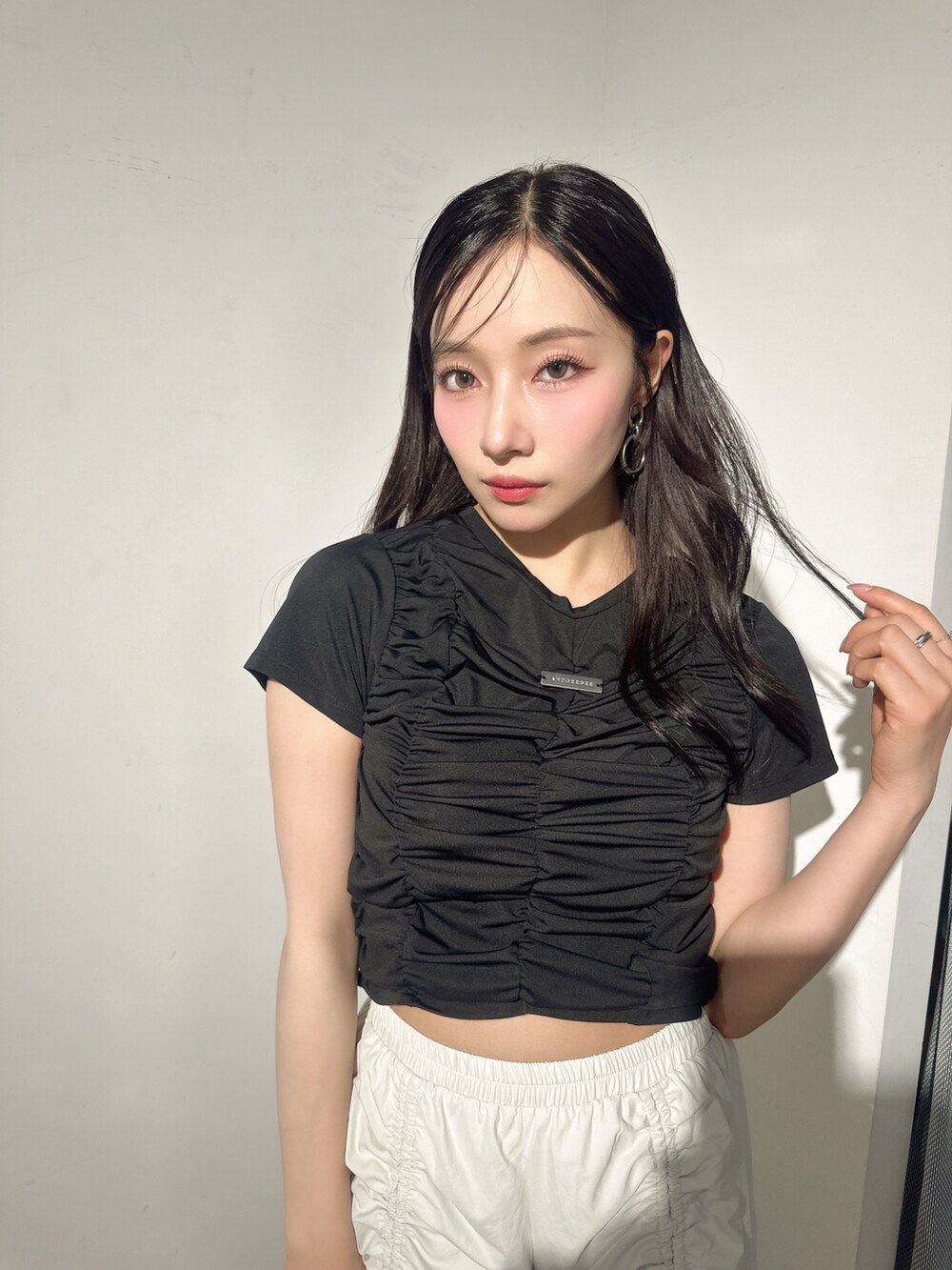 ブラック系のTシャツ/カットソー、ベージュ系のカーゴパンツを着用したレディースの夏コーディネートの3枚目の写真