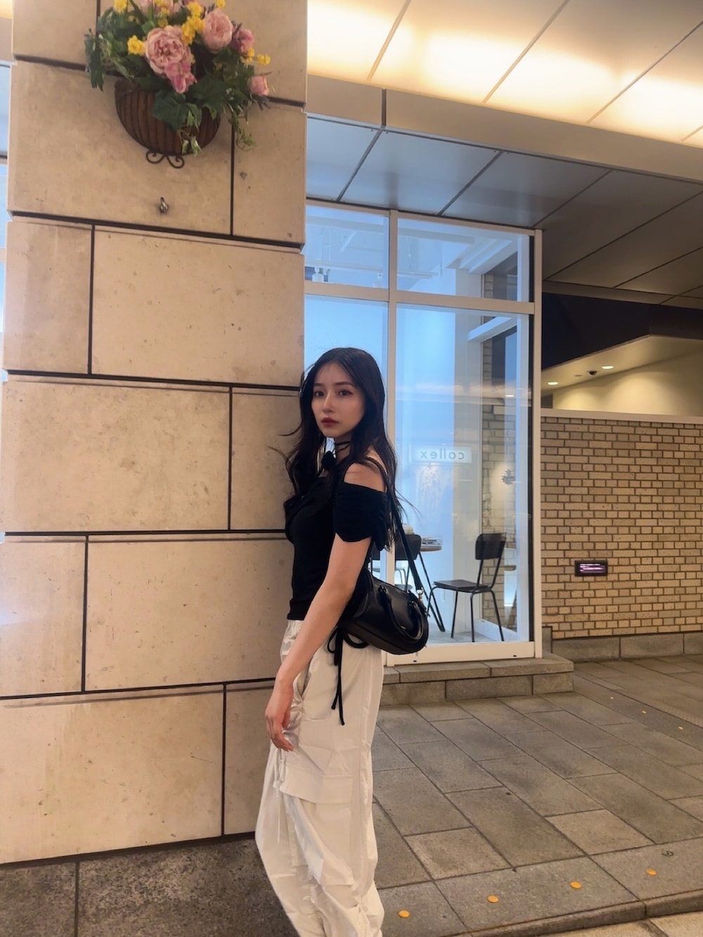 ブラック系のカーゴパンツ、ブラック系のTシャツ/カットソーを着用したレディースの秋コーディネートの4枚目の写真