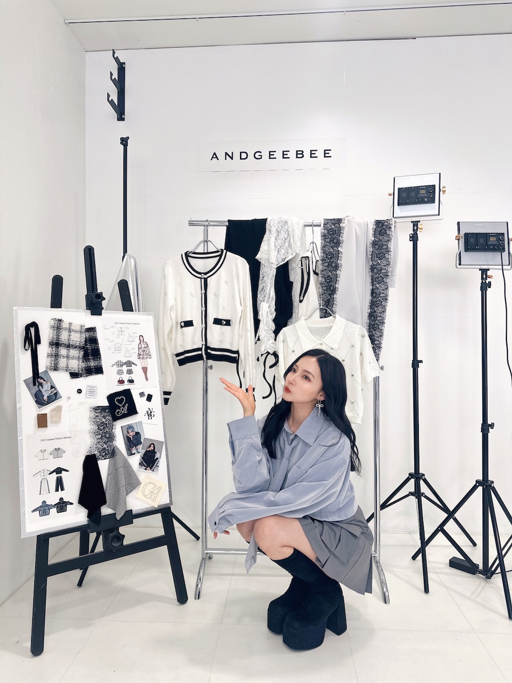 グレー系のシャツ/ブラウス、ブラック系のスカートを着用したレディースの秋コーディネートの3枚目の写真