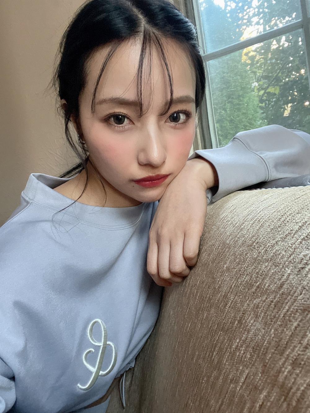 パープル系のその他トップスを着用したレディースの春コーディネートの3枚目の写真