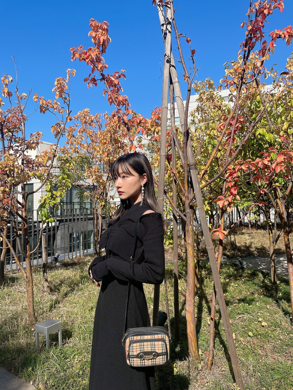 ブラック系のワンピースを着用したレディースの春コーディネートの3枚目の写真