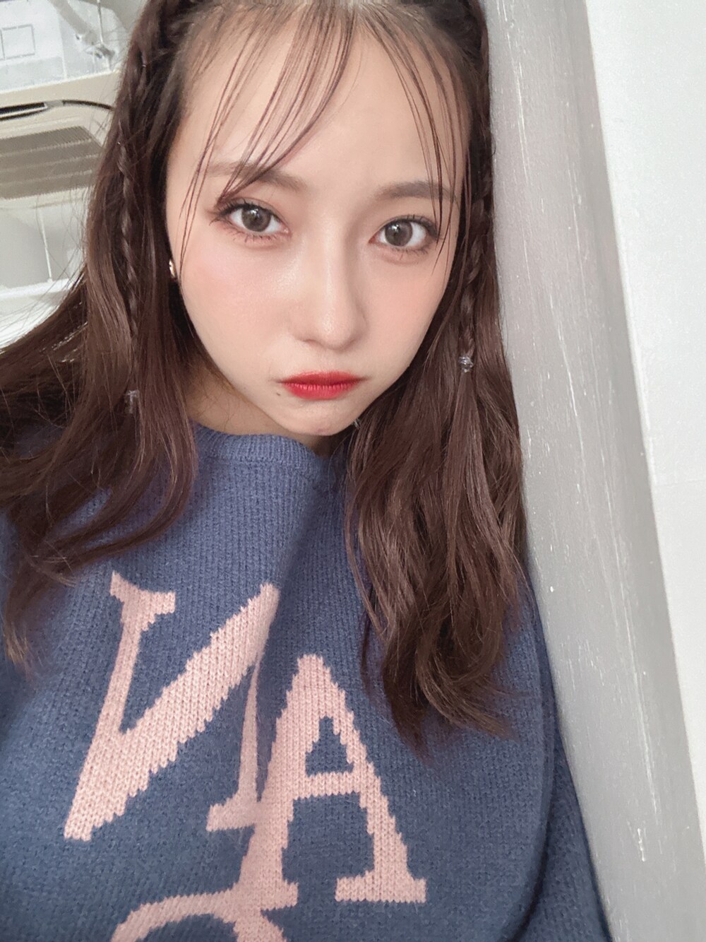 ブルー系のニット/セーターを着用したレディースの秋コーディネートの3枚目の写真