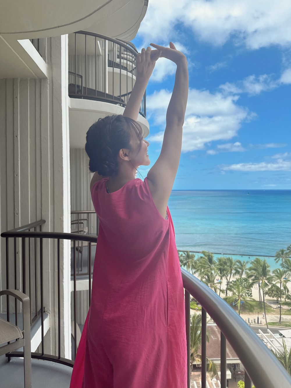 ホワイト系のワンピースを着用したレディースの秋コーディネートの4枚目の写真