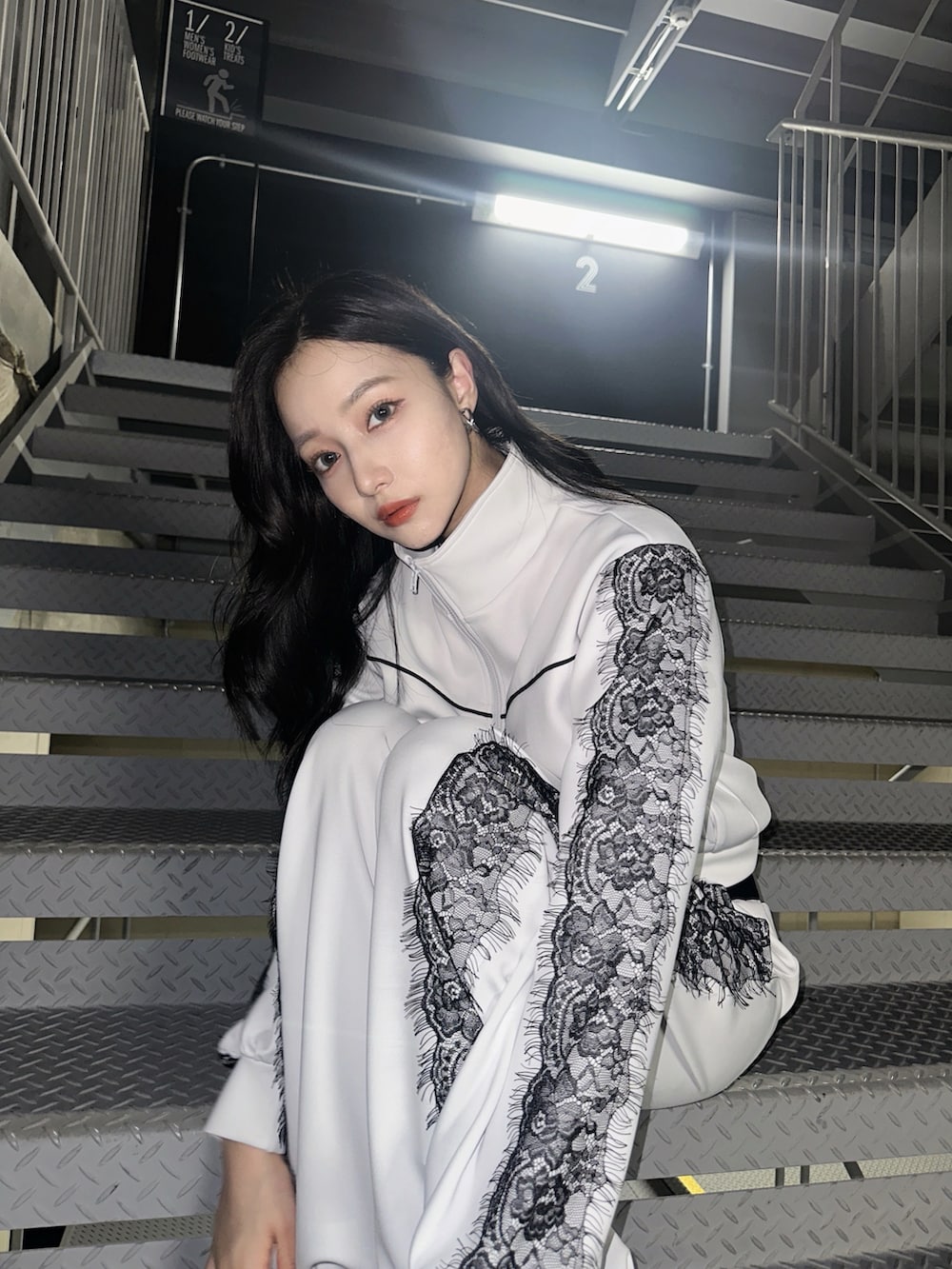 グレー系のジャージ、グレー系のその他パンツを着用したレディースの秋コーディネートの3枚目の写真