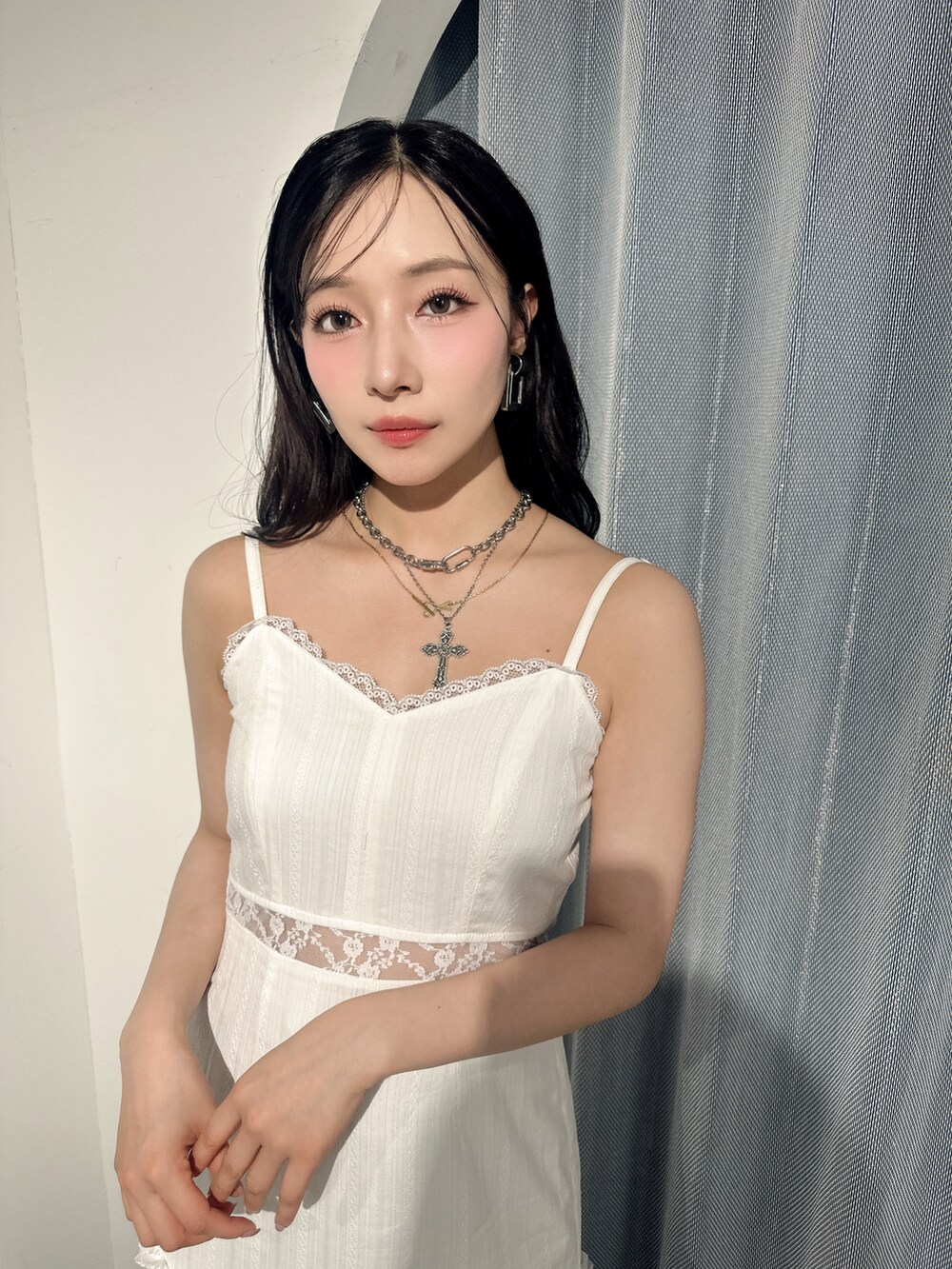 ホワイト系のワンピースを着用したレディースの夏コーディネートの3枚目の写真