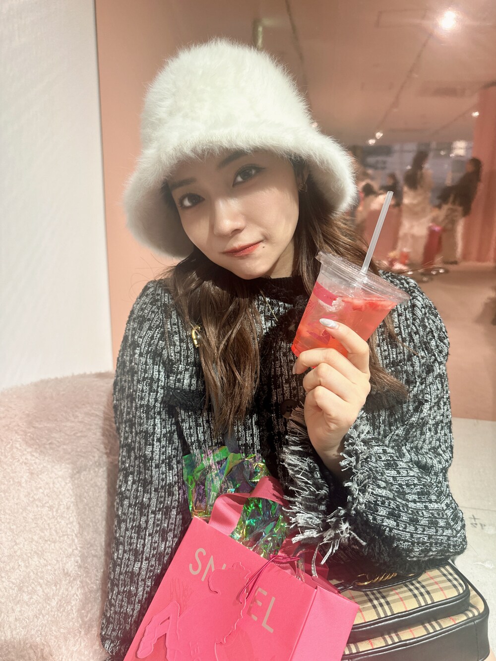 その他のノーカラージャケット、グレー系のスカート、ブラック系のシューズを着用したレディースの春コーディネートの2枚目の写真