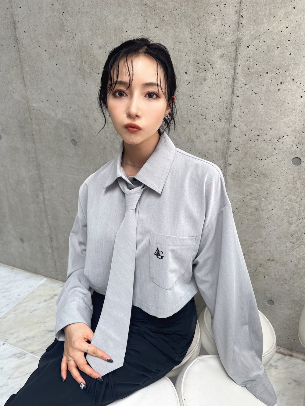 グレー系のシャツ/ブラウス、グレー系のスカートを着用したレディースの秋コーディネートの3枚目の写真