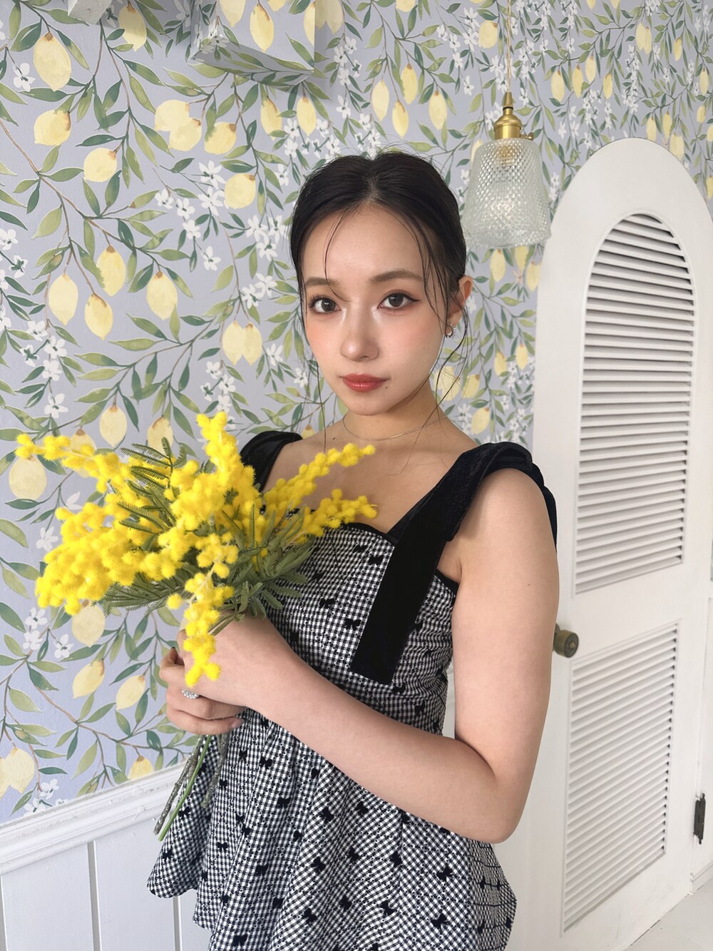 ブラック系のその他トップス、ブラック系のその他パンツを着用したレディースの夏コーディネートの3枚目の写真