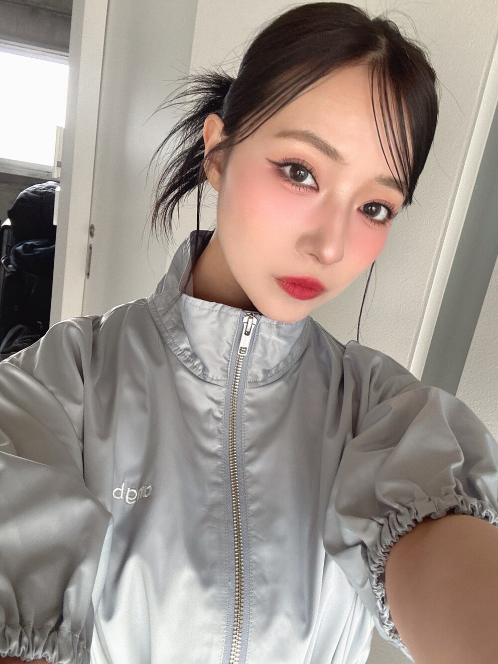 ブルー系のワンピースを着用したレディースの春コーディネートの3枚目の写真