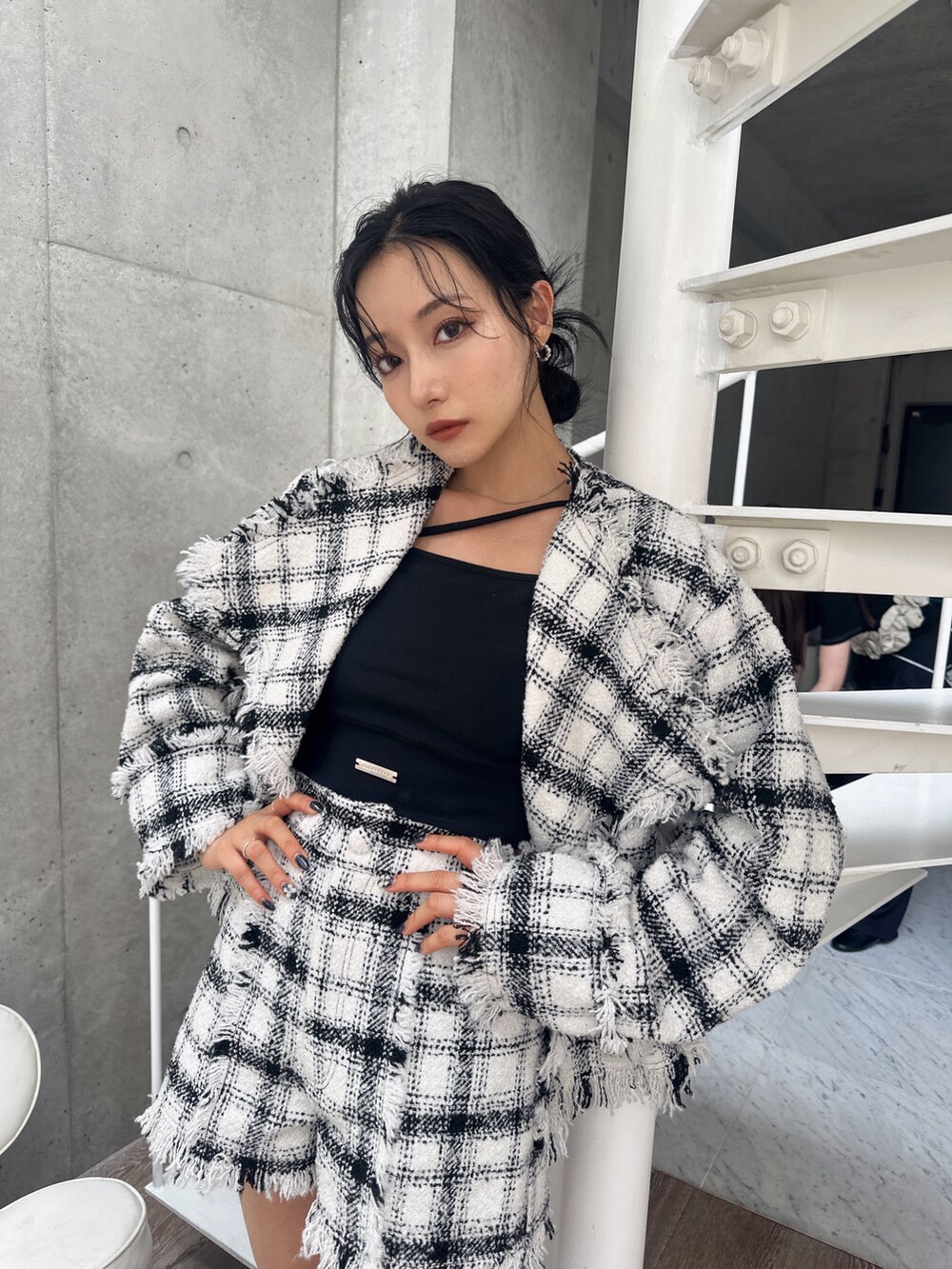 ホワイト系のテーラードジャケット、ホワイト系のその他パンツ、ブラック系のタンクトップを着用したレディースの秋コーディネートの5枚目の写真