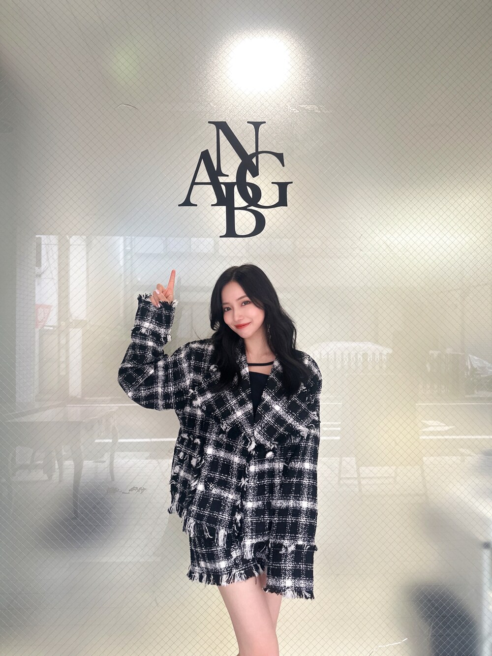 ブラック系のテーラードジャケット、ブラック系のその他パンツを着用したレディースの秋コーディネートの4枚目の写真