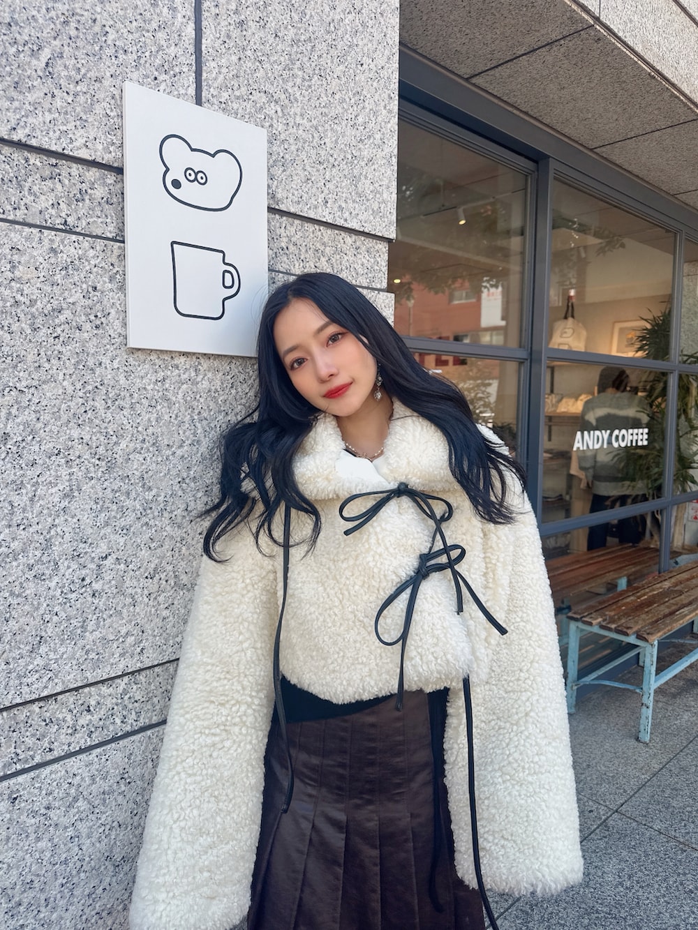 ホワイト系のその他アウター、ブラウン系のスカートを着用したレディースの夏コーディネートの5枚目の写真