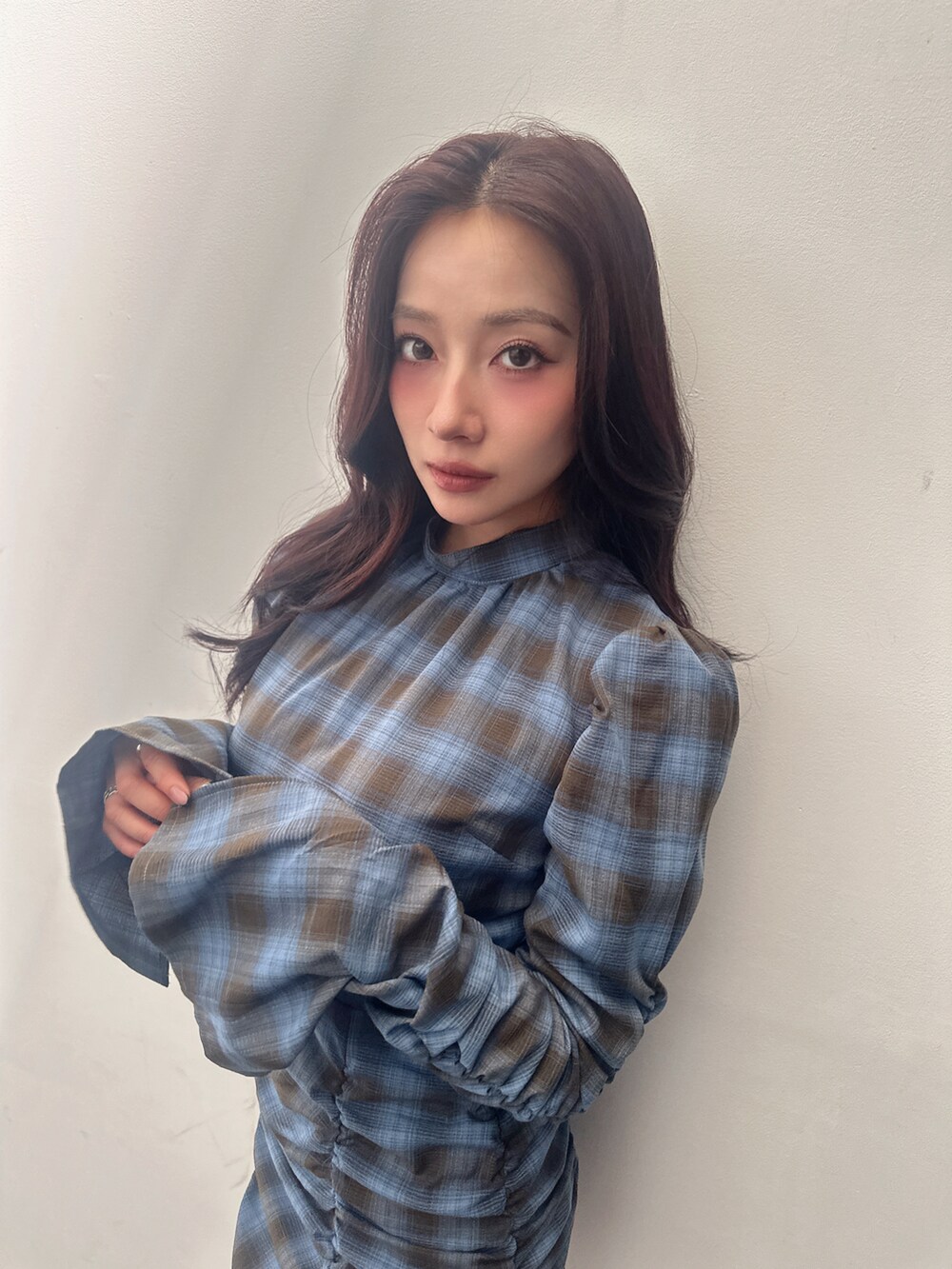 ブルー系のワンピースを着用したレディースの冬コーディネートの2枚目の写真