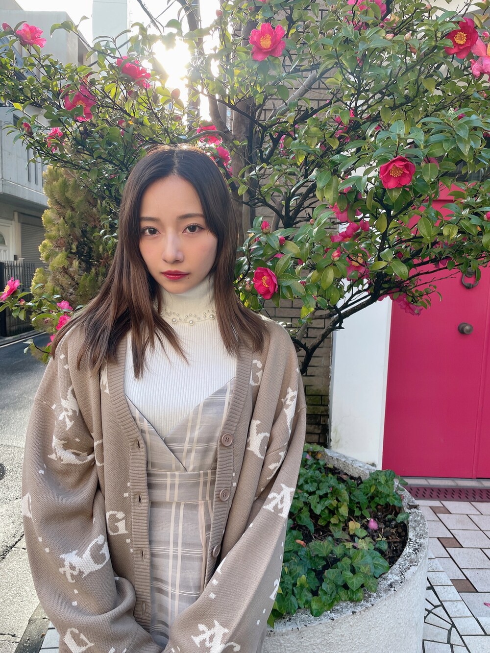 ホワイト系のニット/セーター、ベージュ系のワンピース、ブラウン系のカーディガン/ボレロを着用したレディースの春コーディネートの5枚目の写真