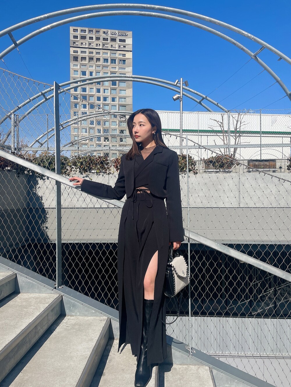 ブラック系のテーラードジャケット、ブラック系のその他パンツを着用したレディースの夏コーディネートの2枚目の写真