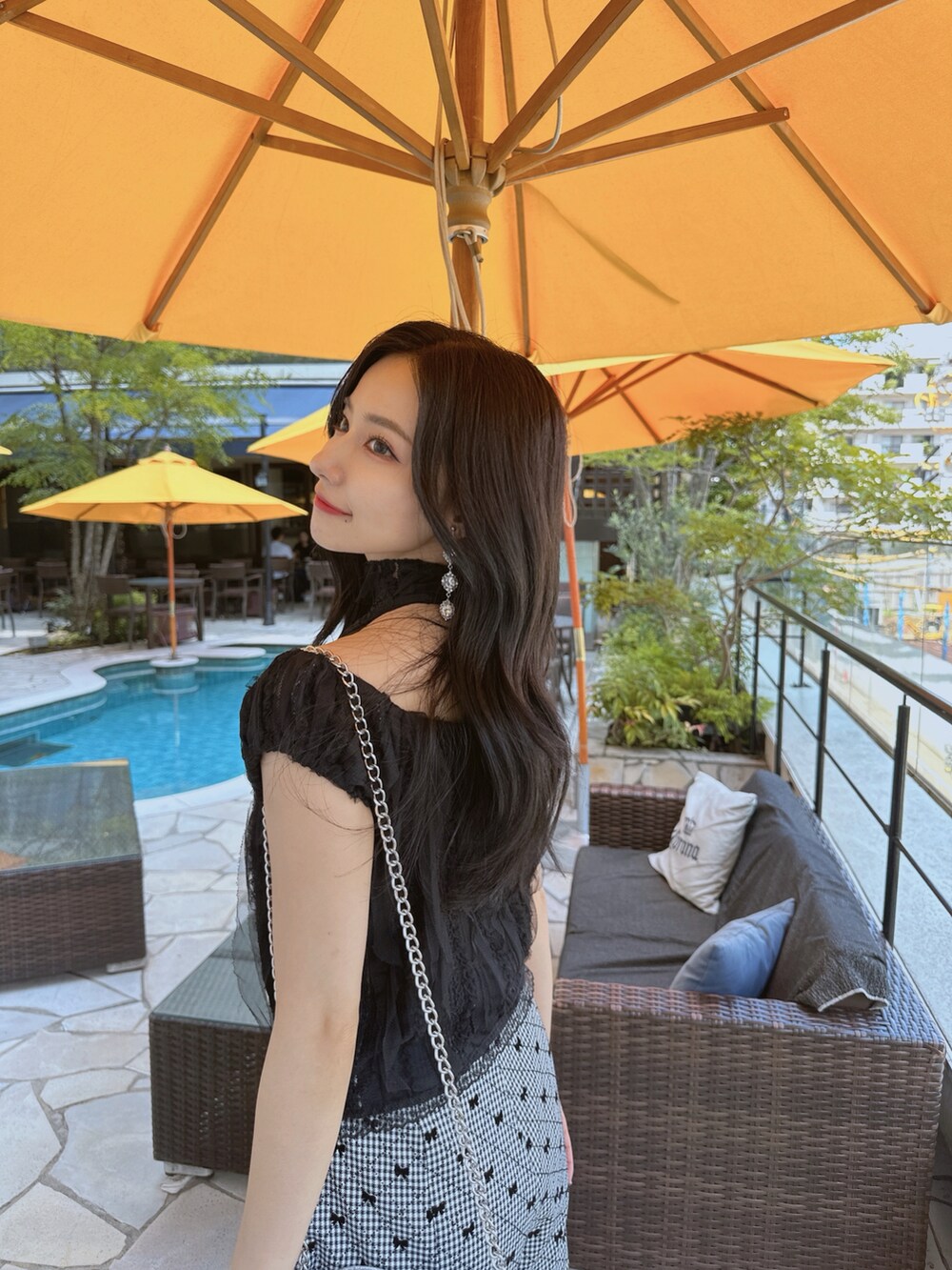 ホワイト系のその他パンツ、シルバー系のショルダーバッグ、ブラック系のトップスを着用したレディースの秋コーディネートの5枚目の写真