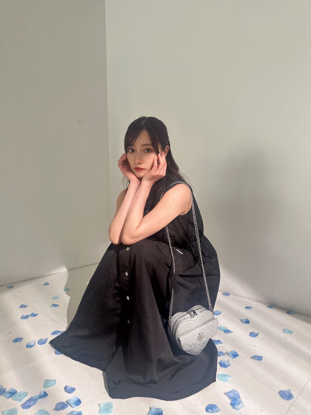 ブラック系のワンピース、シルバー系のショルダーバッグを着用したレディースの夏コーディネートの3枚目の写真