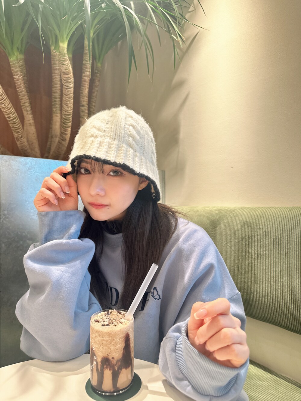 グレー系のスウェット、ホワイト系のハットを着用したレディースの春コーディネートの4枚目の写真