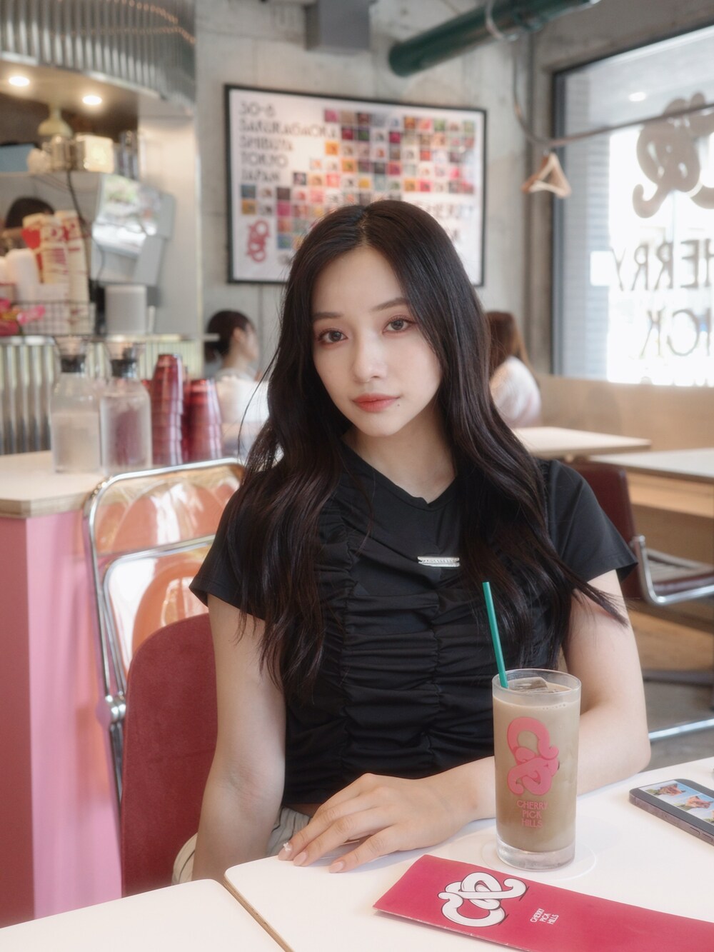 ブラック系のTシャツ/カットソーを着用したレディースの秋コーディネートの3枚目の写真