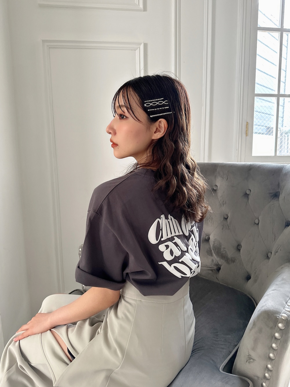 グレー系のTシャツ/カットソー、グレー系のその他パンツを着用したレディースの夏コーディネートの2枚目の写真