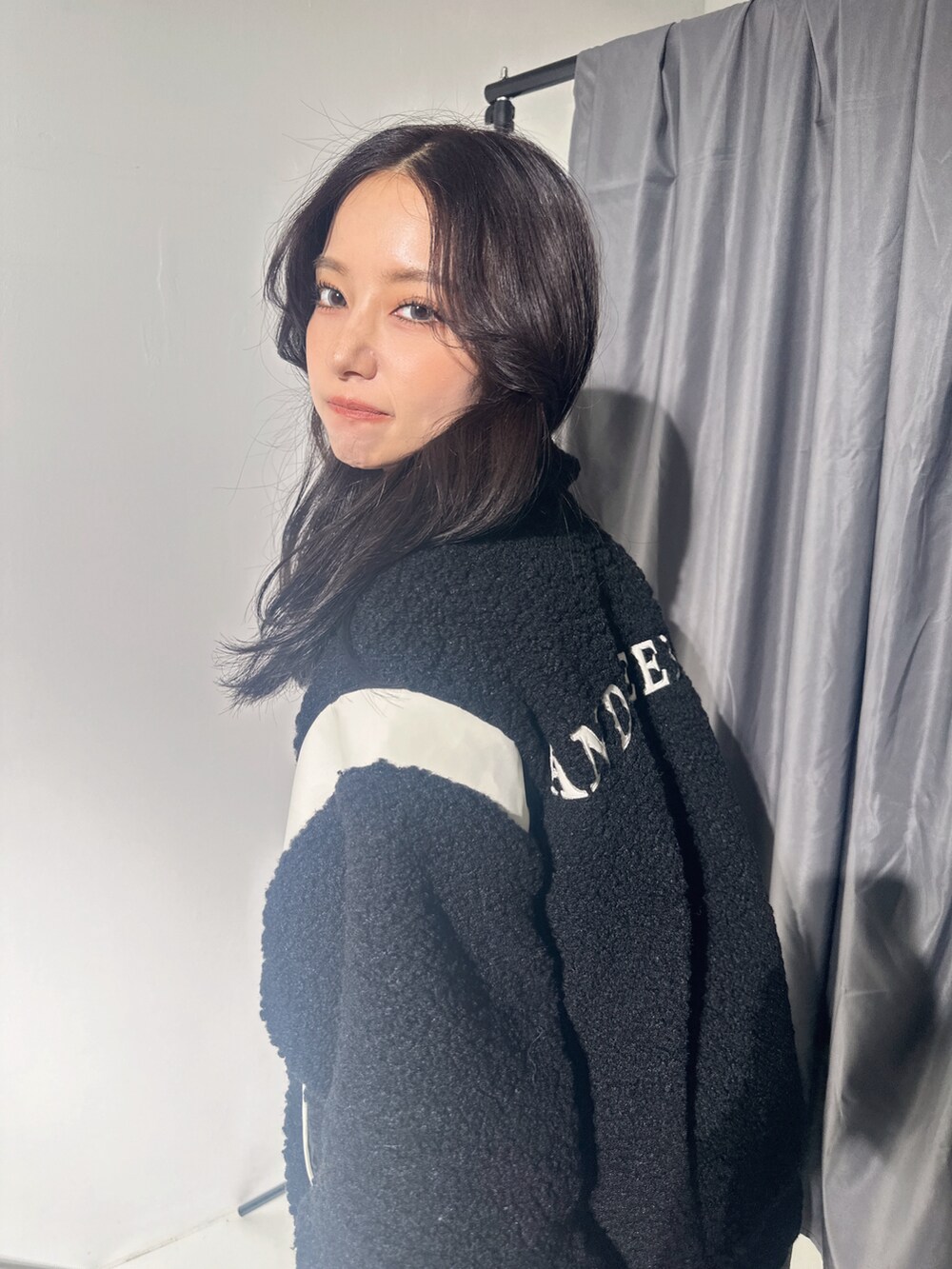 ブラック系のスタジャン、グレー系のスカートを着用したレディースの冬コーディネートの4枚目の写真