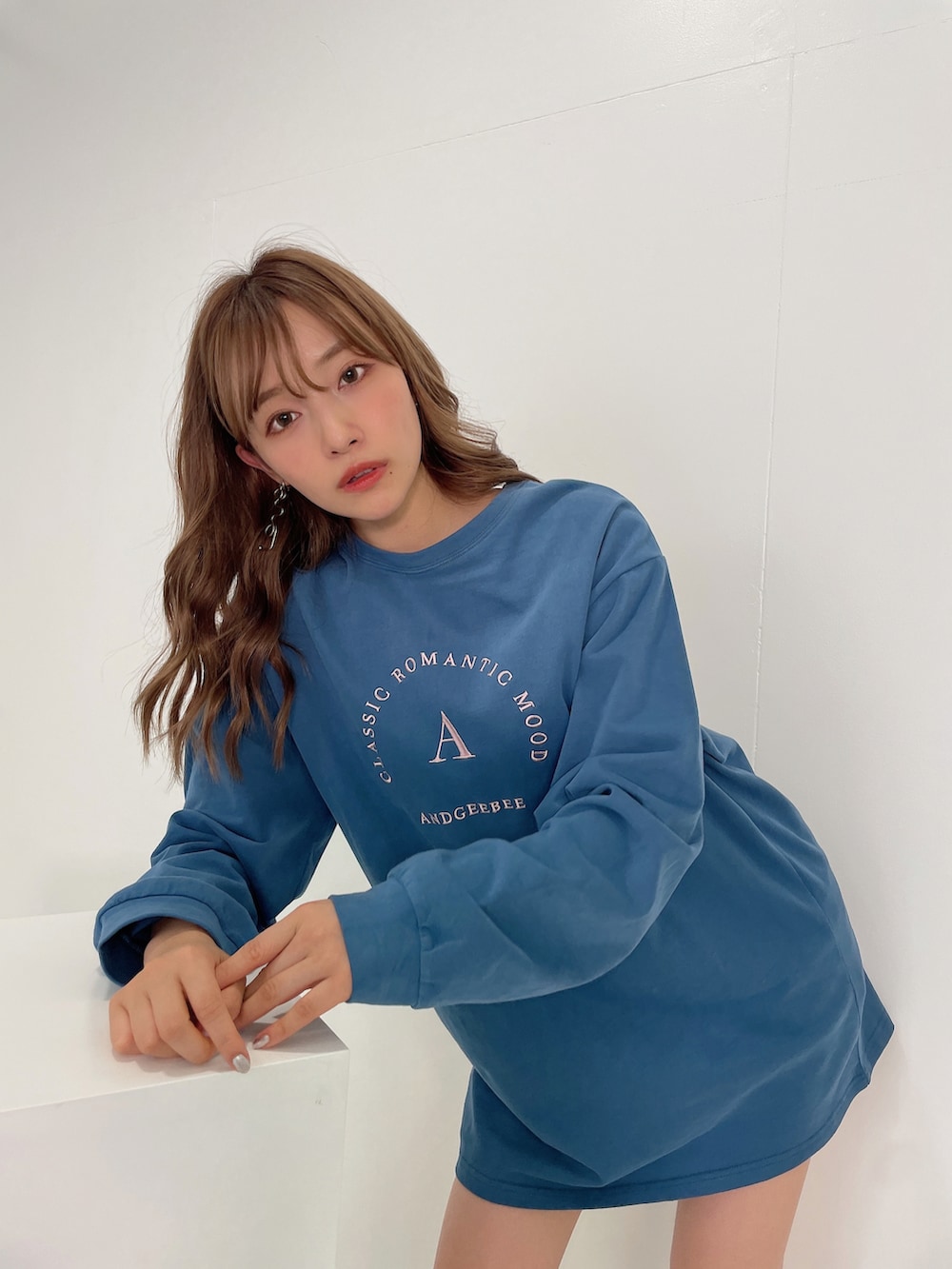 ブラック系のTシャツ/カットソーを着用したレディースの秋コーディネートの5枚目の写真