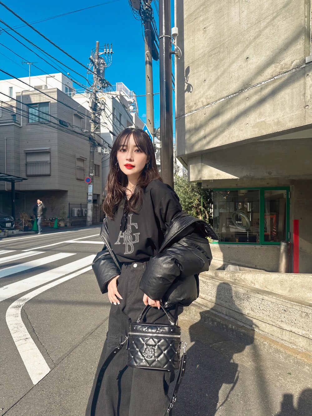 ブラック系のTシャツ/カットソー、ホワイト系のショルダーバッグを着用したレディースの夏コーディネートの4枚目の写真