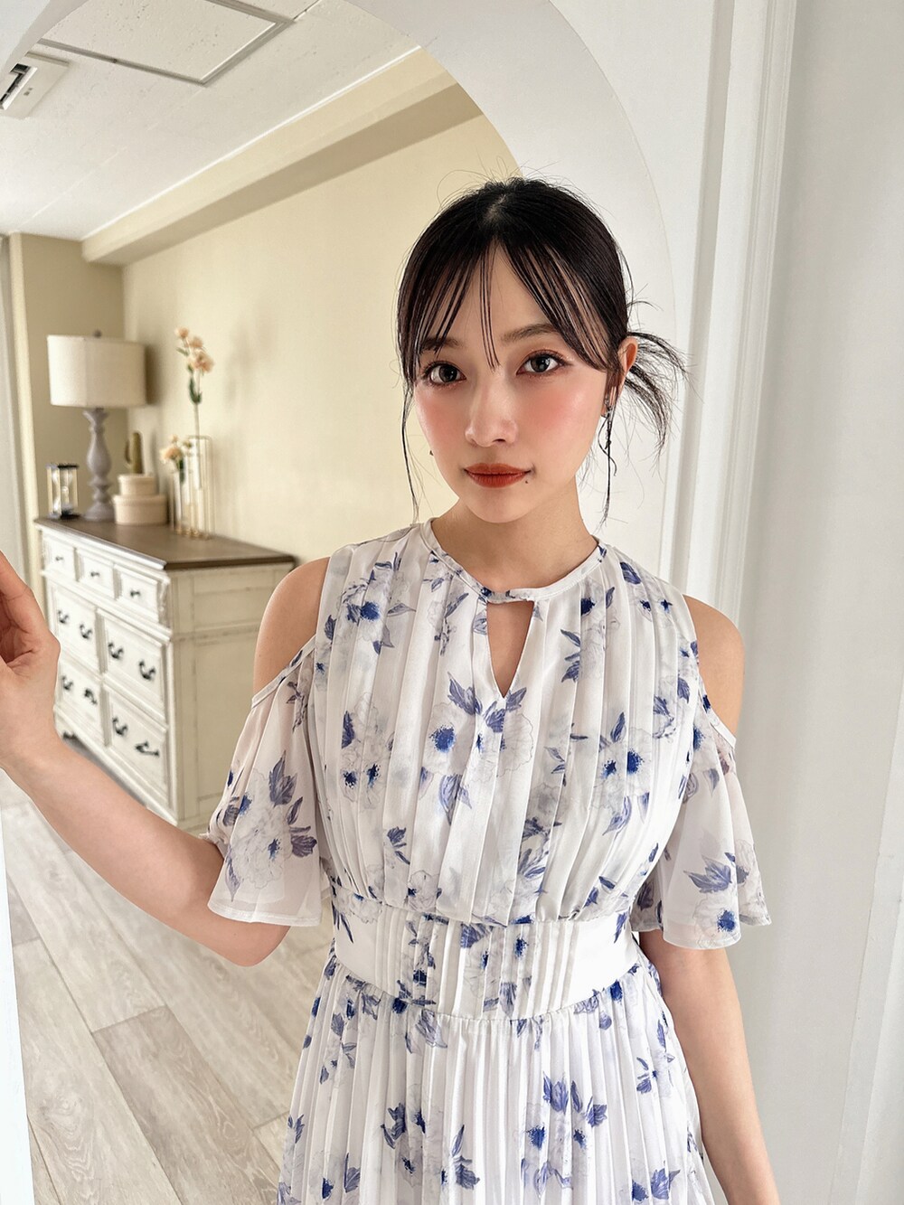 ホワイト系のワンピースを着用したレディースの夏コーディネートの2枚目の写真