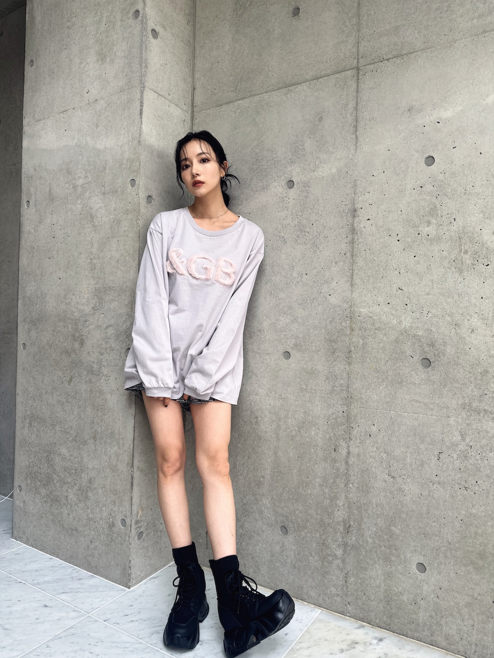 グレー系のTシャツ/カットソーを着用したレディースの秋コーディネートの2枚目の写真