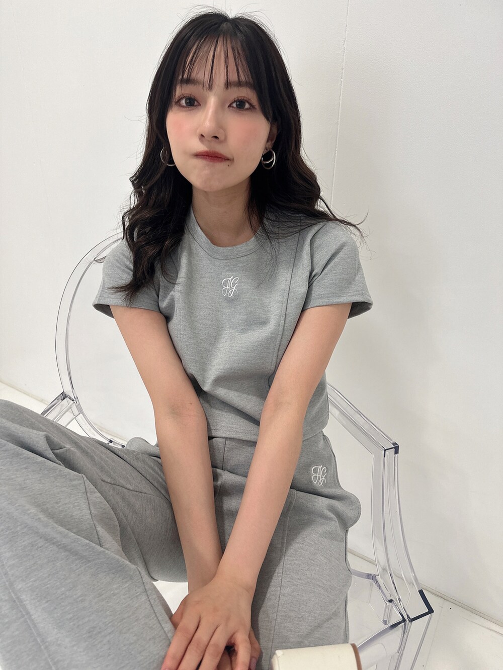 グレー系のその他トップス、グレー系のその他パンツを着用したレディースの秋コーディネートの2枚目の写真