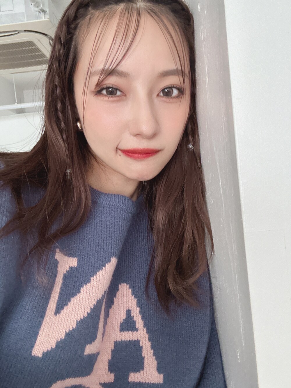 ブルー系のニット/セーターを着用したレディースの秋コーディネートの5枚目の写真