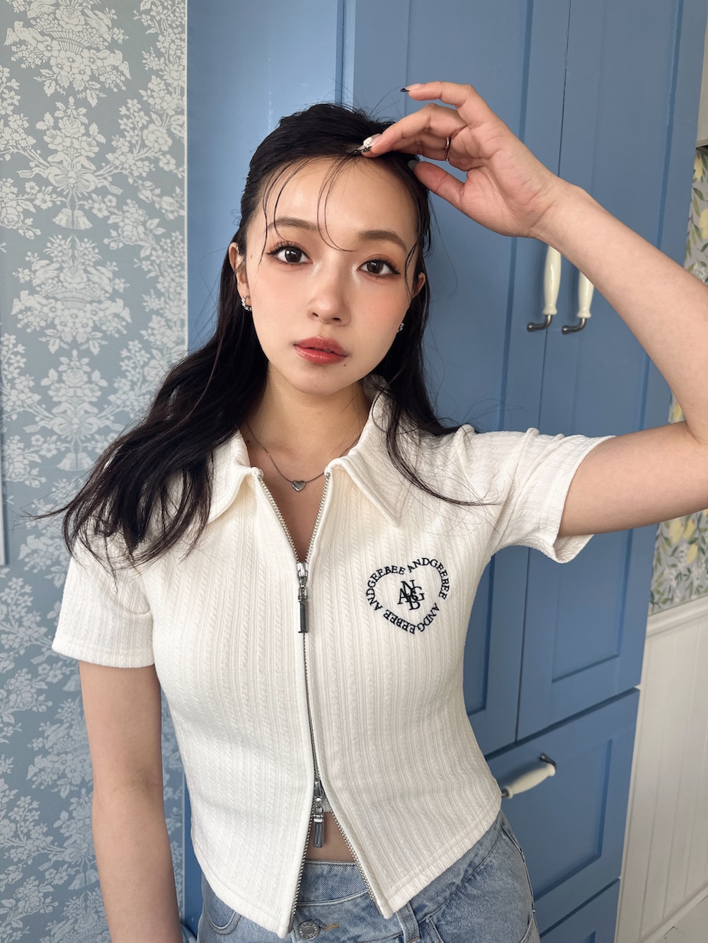 ホワイト系のその他トップスを着用したレディースの夏コーディネートの2枚目の写真